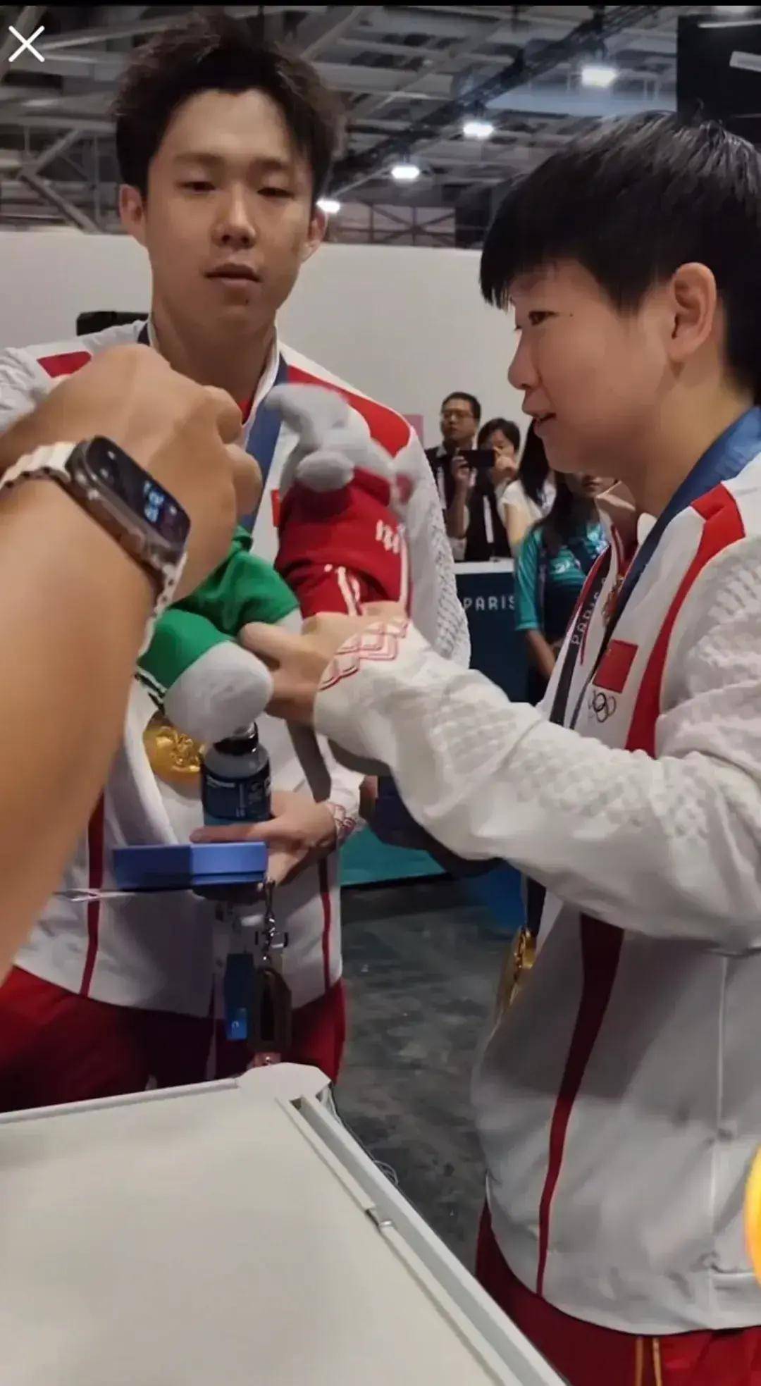 爱游戏-SKT带队取胜！，TheShy重要时刻大比分获胜赛场气氛高涨-爱游戏