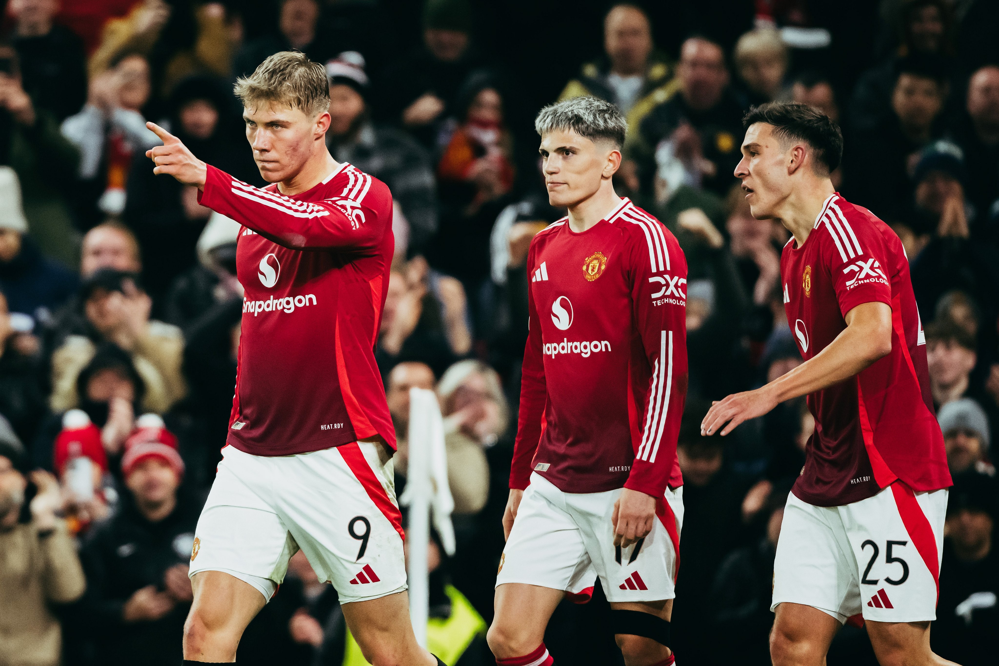 爱游戏-曼联巨星伤愈复出即破门，全场球迷沸腾，只要他的时间.-爱游戏