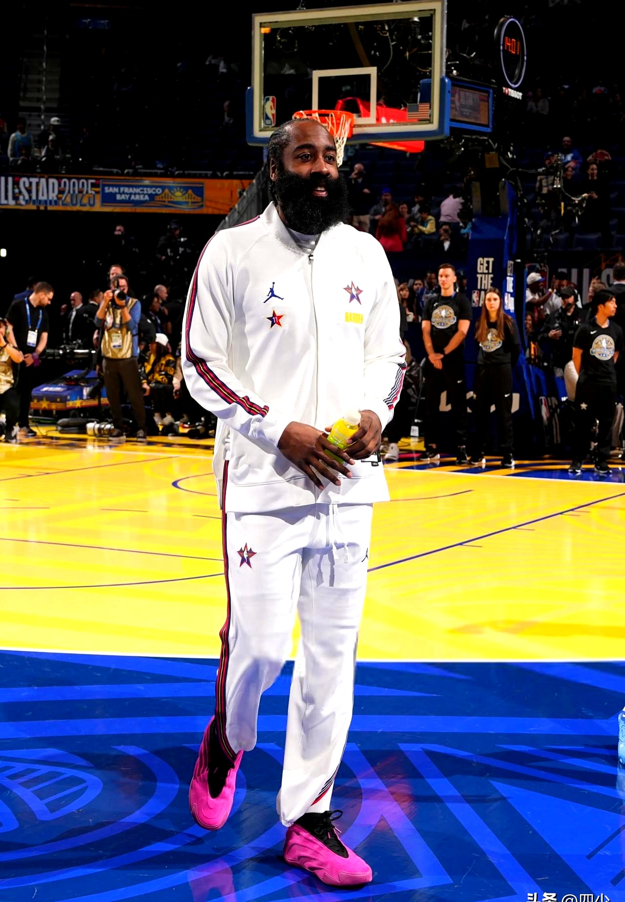 爱游戏-包含哈登重返赛场，大比分获胜首场状态出色，TL观众沸腾！全场沸腾不已的词条-爱游戏