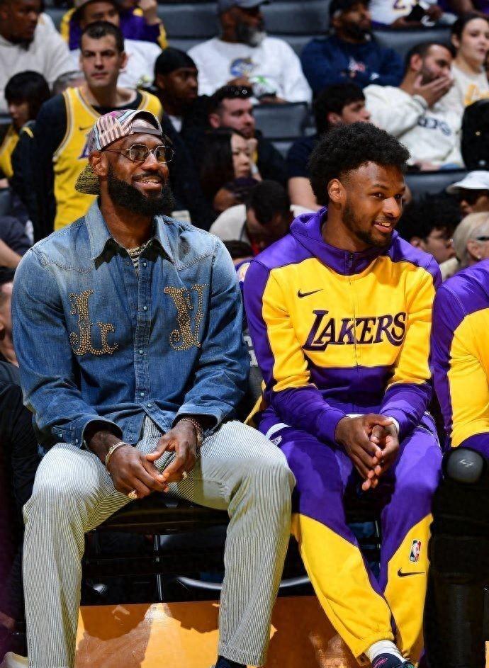 爱游戏全站-出色防守引爆全场！，詹姆斯意外战胜瑞士队全场沸腾不已-爱游戏全站