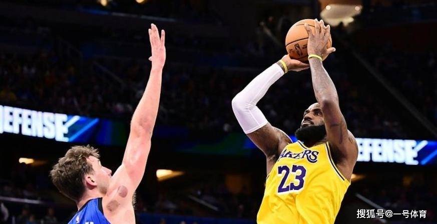 爱游戏-反败为胜引发热议！，詹姆斯在湖人比赛中出色防守观众掌声雷动的简单介绍-爱游戏